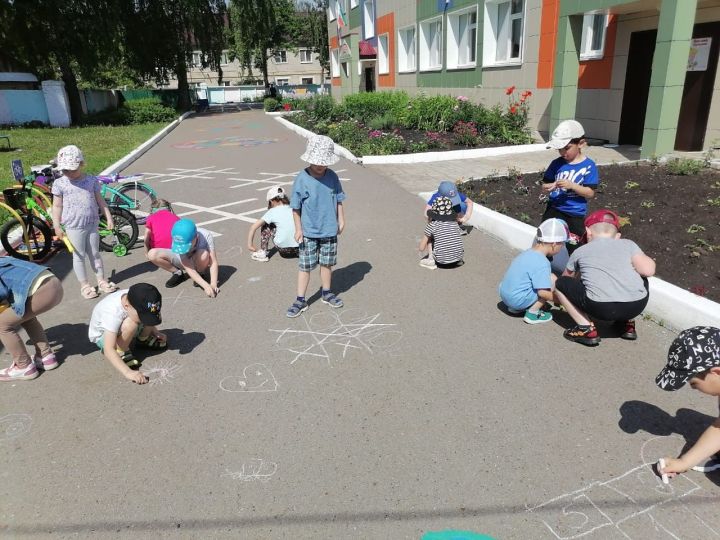 В Нурлатском детском саду «Росинка» летом мероприятия проходят на свежем воздухе