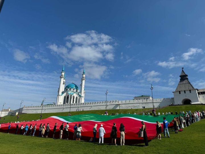 Молодгвардейцы Татарстана развернули у стен Казанского Кремля огромный флаг Татарстана