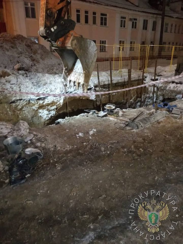 В Казани во время ремонта водопровода рабочих завалило землей
