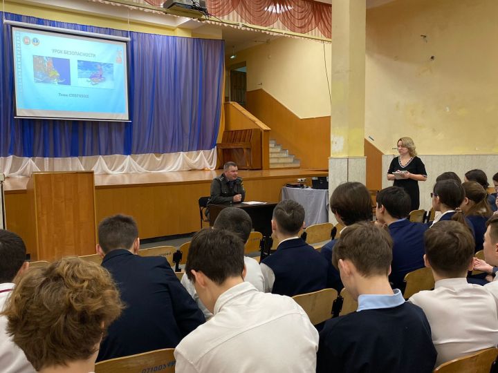 В школе №9 города Нурлат учащимся рассказали о правилах безопасной езды на снегоходах