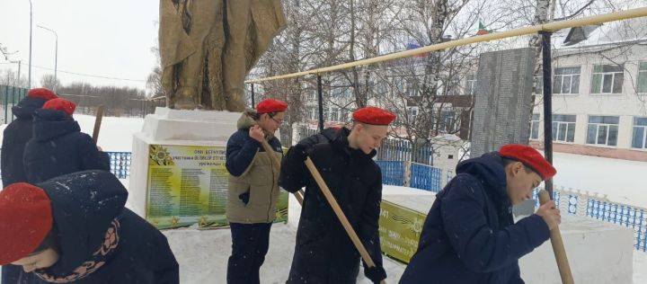 Егоркинские юнармейцы очистили от снега территорию около памятника
