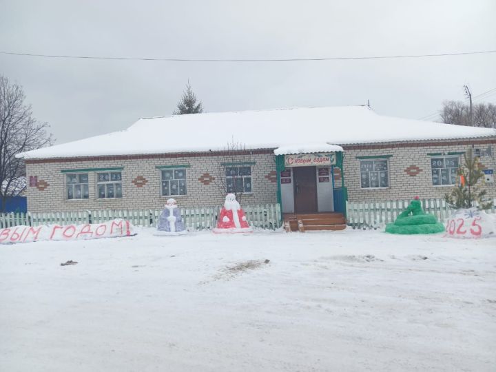 Возле Зареченского клуба гостей новогоднего бал-маскарада встречали снежные фигуры