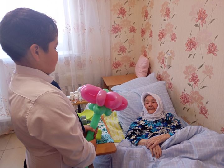 Урок добра: нурлатские школьники поздравили пожилых людей