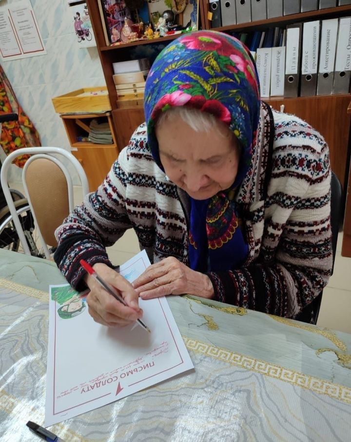 Жители Нурлатского дома-интерната поддержали бойцов теплыми письмами