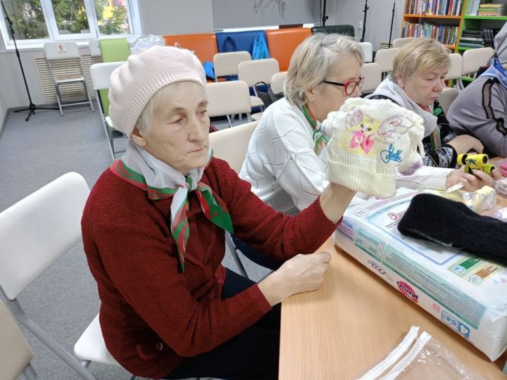 В Нурлате связали доброту: рукодельницы собрали посылку детям из Лисичанска и Рубежного