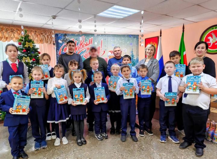 Участники СВО и «Боевое братство» устроили новогодний праздник для воспитанников нурлатской школы-интерната