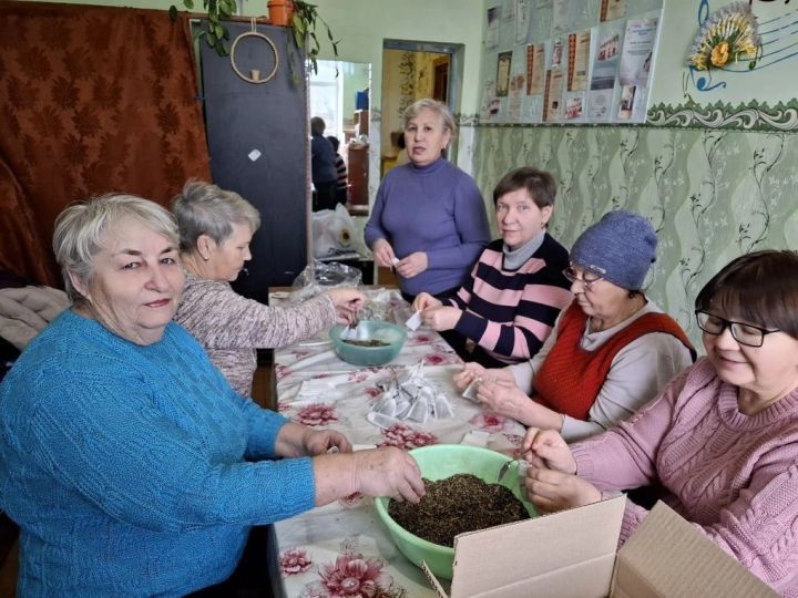 От всего сердца: жители Вишневой Поляны дарят тепло и заботу нашим бойцам