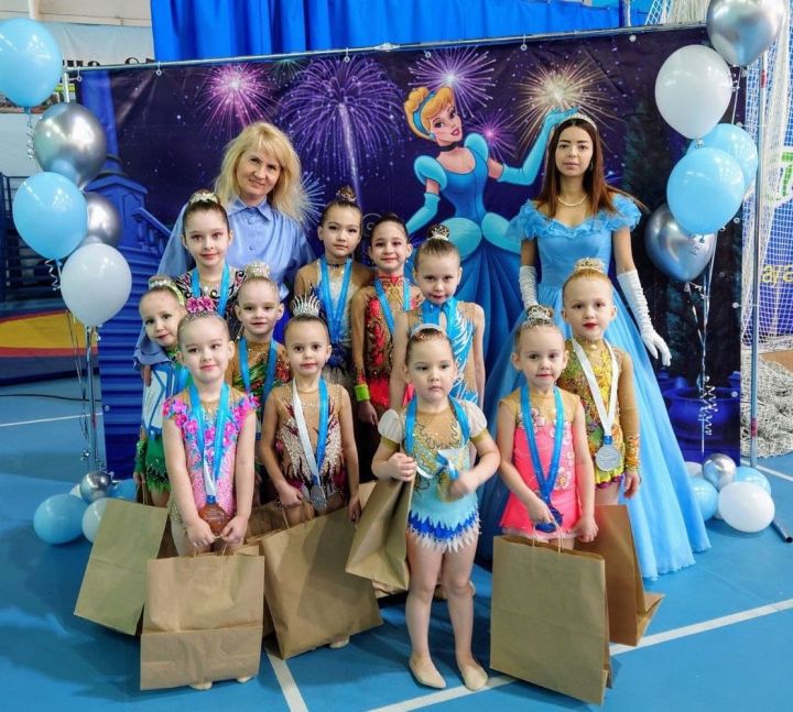 Юные звезды нурлатской гимнастики завоевали 11 медалей на турнире «Золушка»