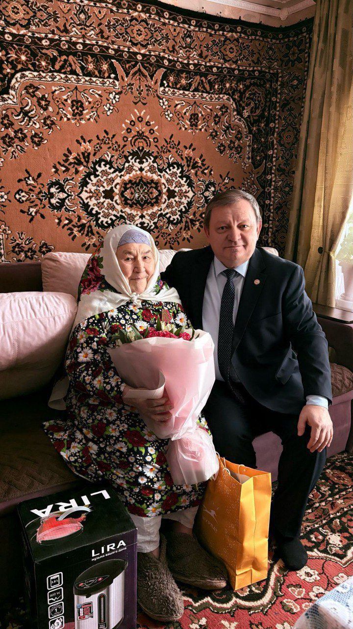 Дамир Ишкинеев вручил медаль к 80-летию Победы труженице тыла Сание Валеевой