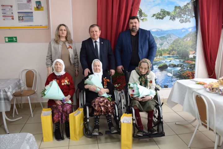 В Нурлате 101-летней труженице тыла вручили медаль к 80-летию Победы