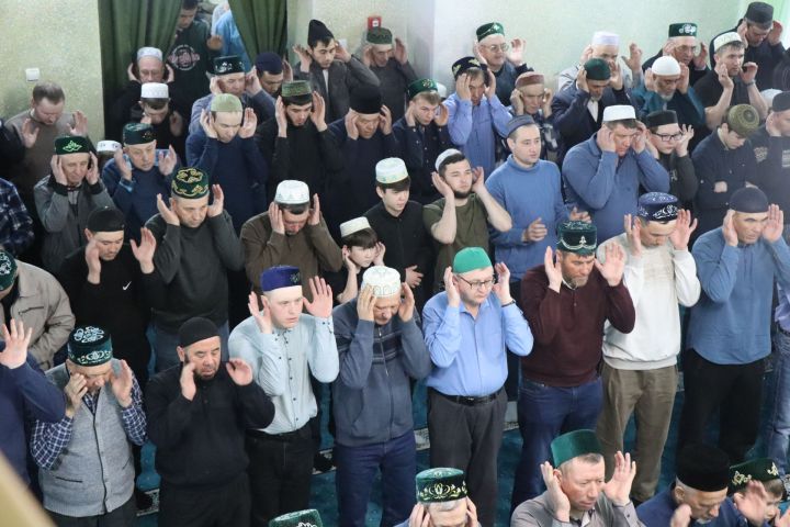 Дамир Ишкинеев поздравил нурлатцев с праздником Ураза-байрам