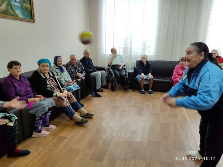 Игры дарят жителям Нурлатского дома престарелых радость и молодость души
