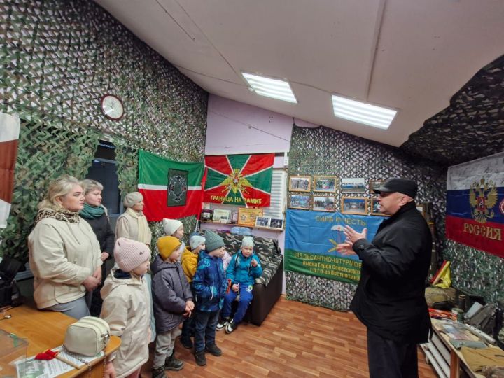 Воспитанники детского сада «Колосок» посетили пункт сбора гуманитарной помощи «Все для победы Нурлат»