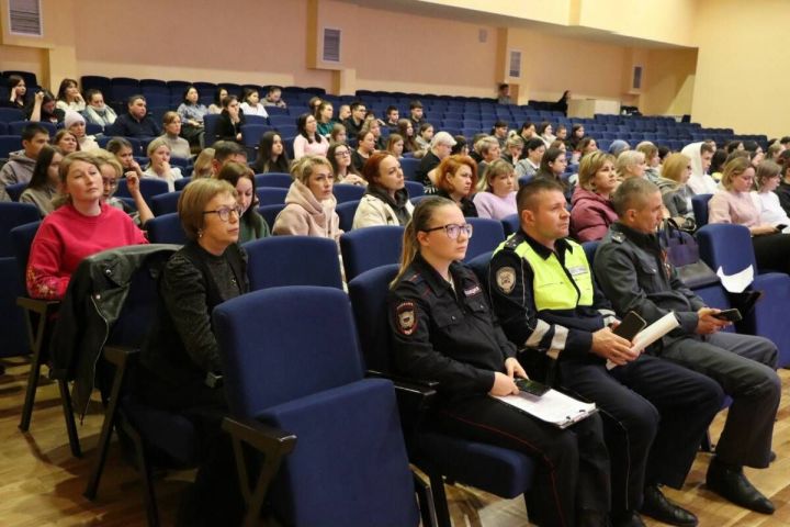 Безопасность на дорогах: лицеистам рассказали о рисках