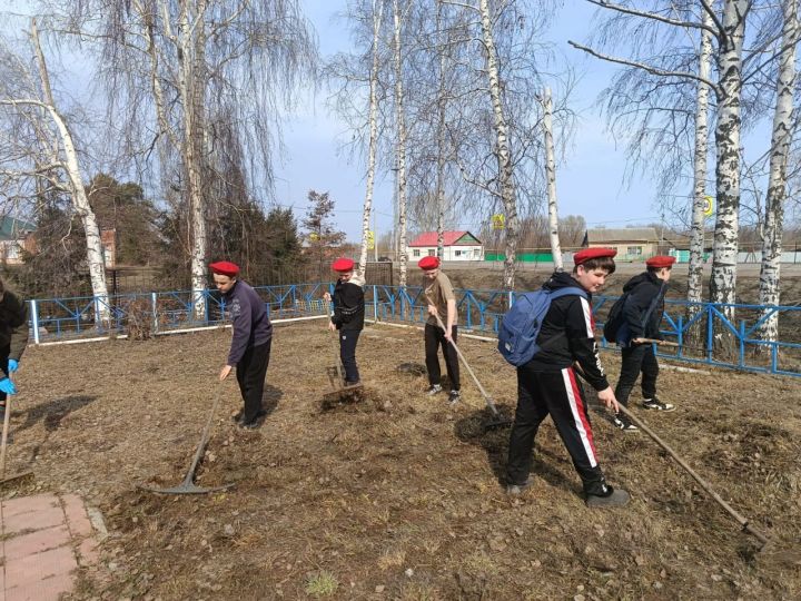 В нурлатских школах прошли массовые субботники
