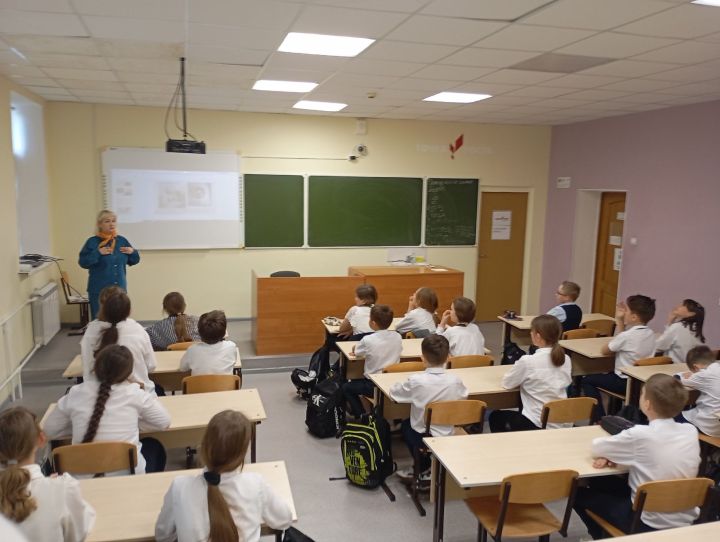 В Нурлатской гимназии прошел познавательный час к Международному дню музеев