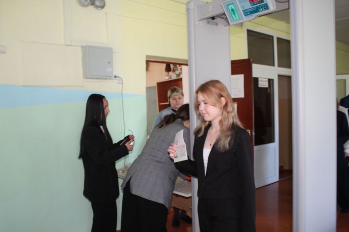 В Нурлате стартовала основная волна ЕГЭ: выпускники приступили к сдаче химии, истории и литературы