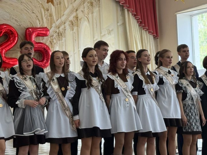 Последние звонки прозвенели для выпускников Нурлата и Нурлатского района