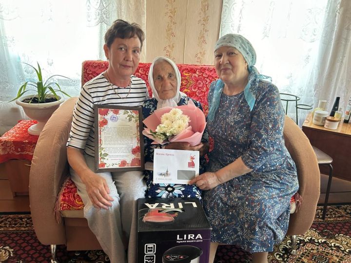 Жительница Нурлата Раиса Закизяновна Киямова отмечает 95-летний юбилей