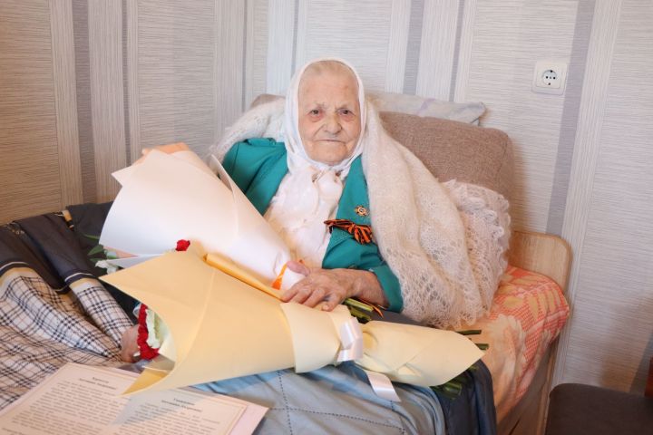 Дамир Ишкинеев и Айдар Метшин поздравили нурлатских ветеранов с 80-летием Победы