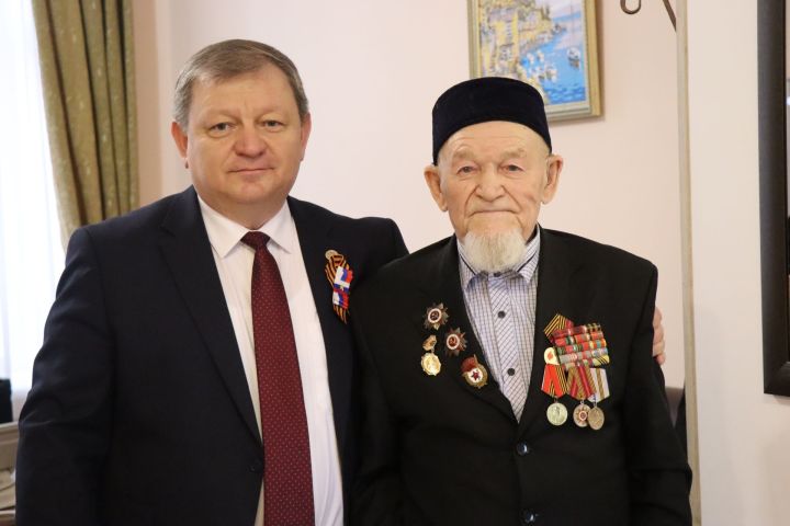 Дамир Ишкинеев чествовал ветерана войны в День Победы