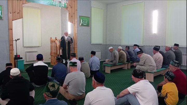 Корбан Гаете көнендә шикәрчеләр микрорайоны мәчетенә килүчеләрне мул өстәлләр көтте