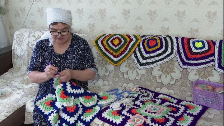 Бикүледән Сания Исмәгыйлева ике көндә шәл бәйли