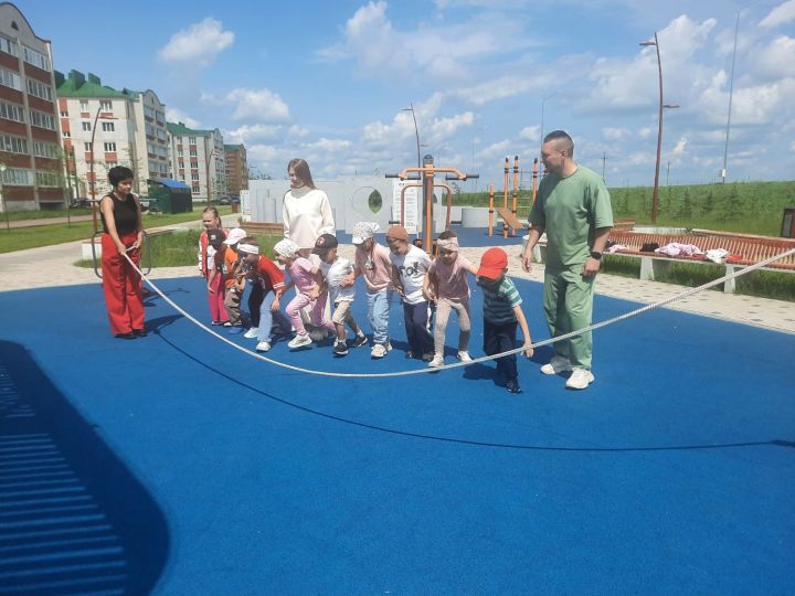 Воспитанники детсада «Буратино» провели зарядку с родителями на бульваре Кариева