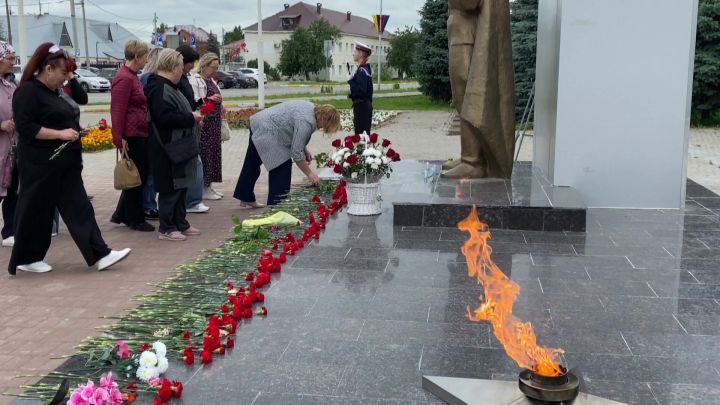 В День памяти и скорби нурлатцы собрались на траурный митинг у мемориального комплекса «Вечный огонь»