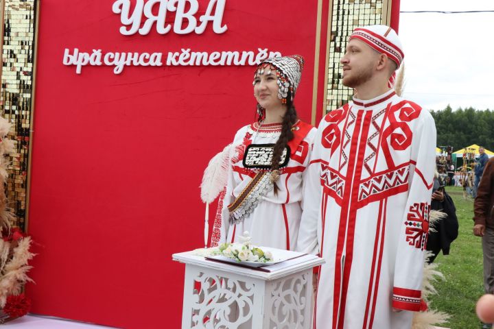 Молодожены Игорь Мамонов и Ирина Савгачева сказали «Да!» на республиканском празднике Уяв в Нурлате