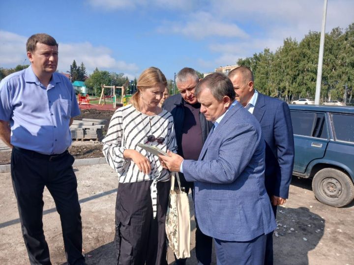Дамир Ишкинеев провел выездное совещание по благоустройству общественных территорий