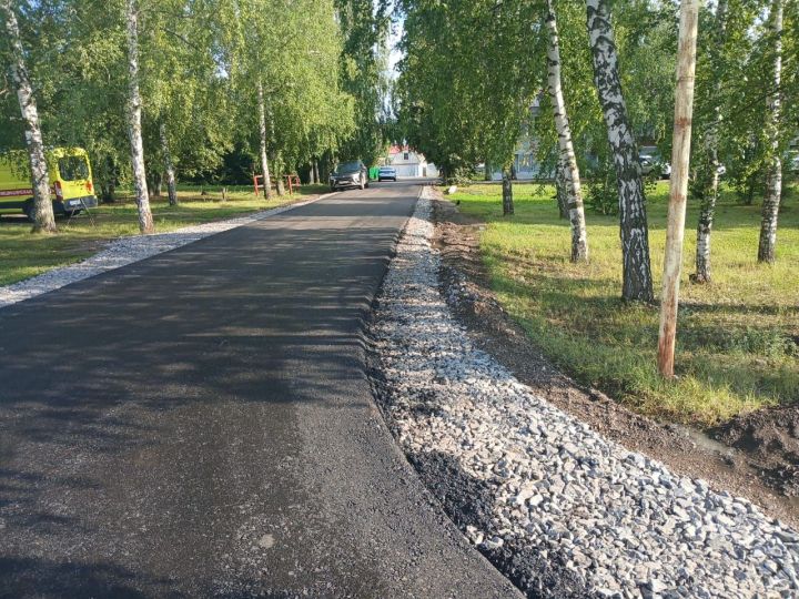 Глава Нурлатского района проверил ход асфальтирования территории ЦРБ
