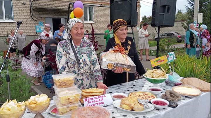 На гастрономической ярмарке «Татарские яства» угощали тутырмой, хворостом и кыстыбыем
