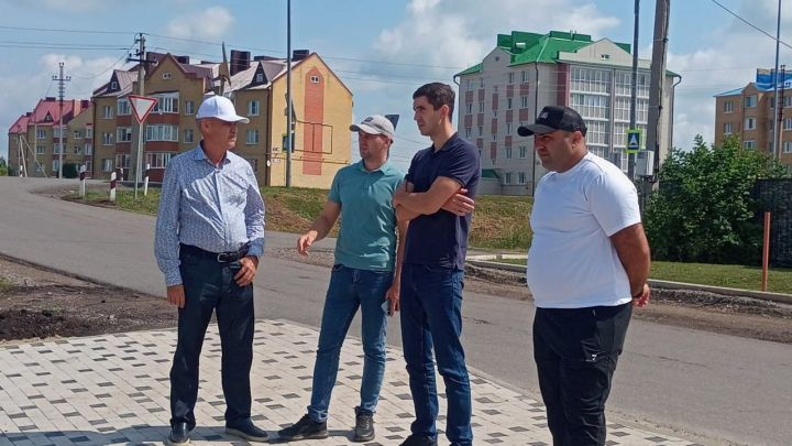 В Нурлатском районе проверили ход строительства и ремонта социальных объектов