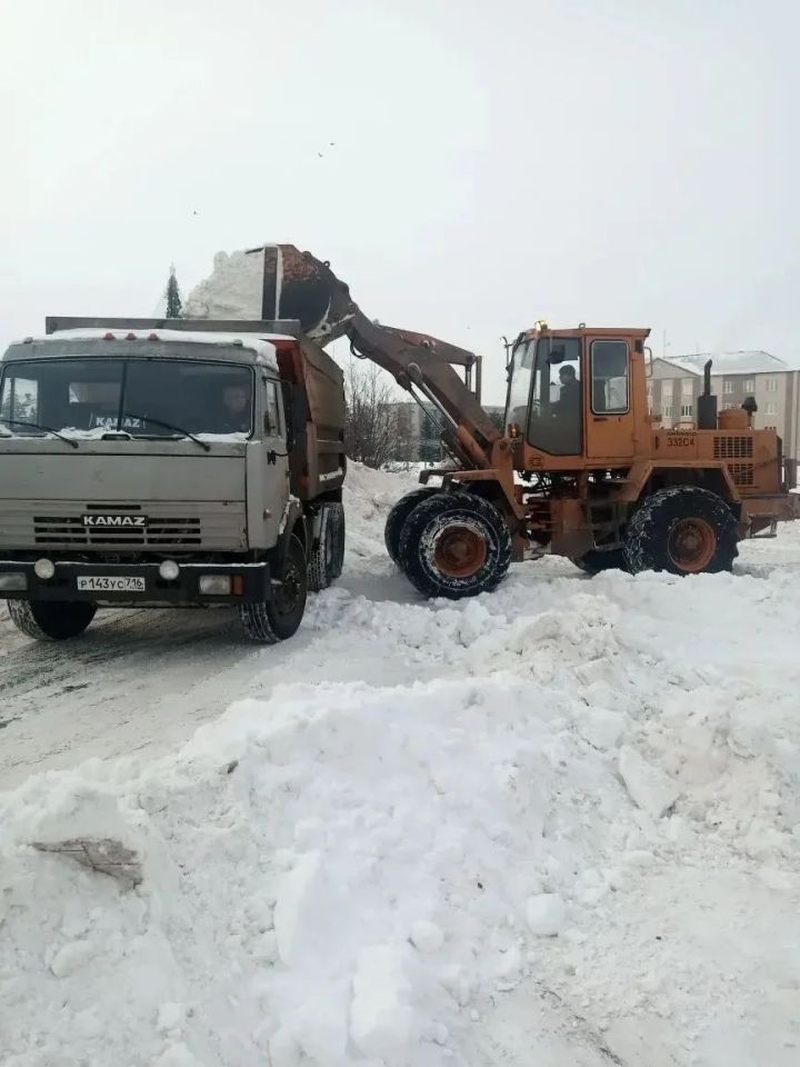 Работники «УК ЖКХ» в Нурлате ведут активную уборку снега для комфорта горожан