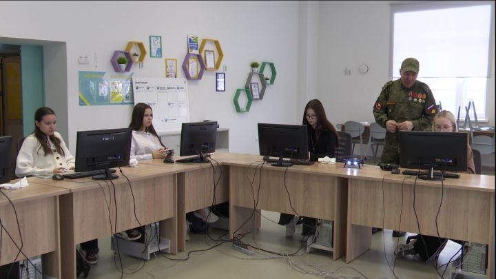 Ученицы школы №2 осваивают азы управления беспилотными летательными аппаратами