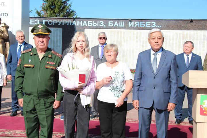 Һәлак булган сугышчыларның гаиләләренә дәүләт бүләкләре тапшырылды
