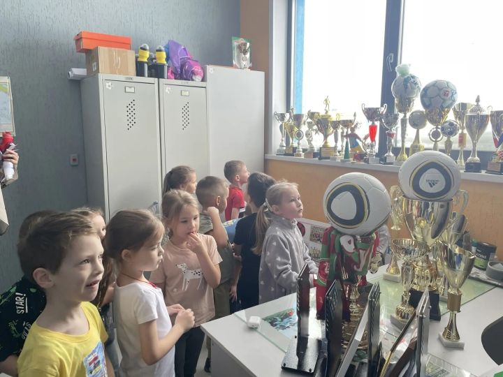 В Нурлате дошкольники встретились с юными футболистами спортивной школы им. Г. Хусаинова