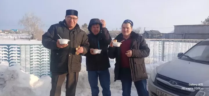 Щедрость с верностью традициям: бурметьевцы устроили праздничное застолье для сельчан