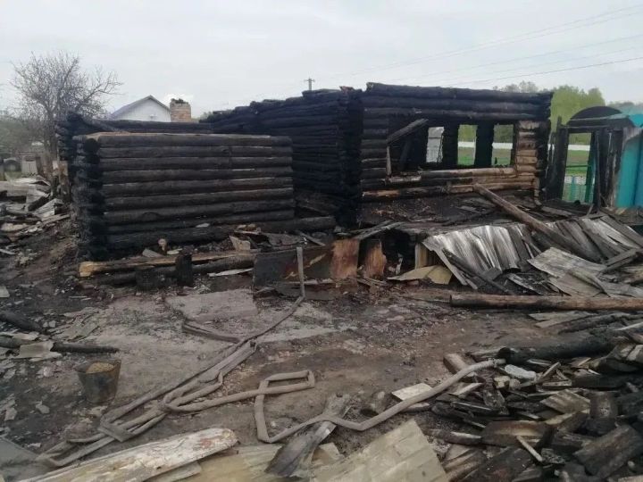 Пожар в Красномайском уничтожил дом и постройки: ущерб 3 млн рублей