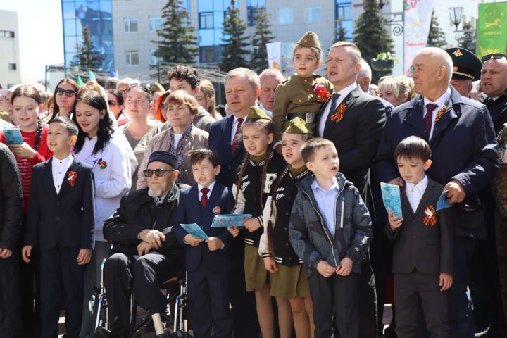 Слезы радости, «Народный хор» и «Паровоз Победы»: как Нурлат отпраздновал День Победы