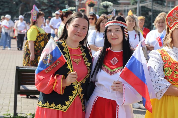 Единство народов: в Нурлате ко Дню России состоялся Парад дружбы