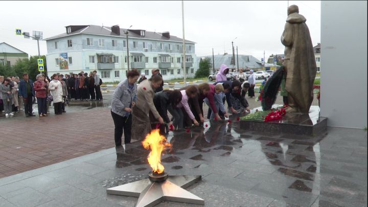 Сегодня, в День памяти и скорби, нурлатцы минутой молчания почтили память погибших земляков