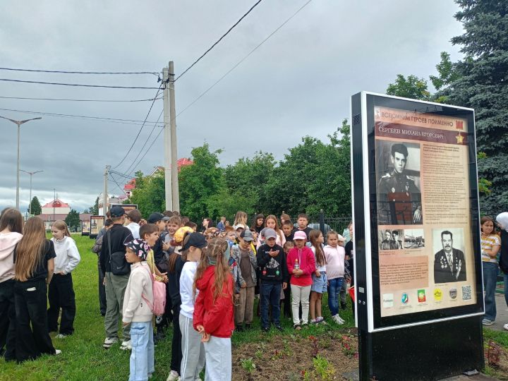 История на асфальте: школьники Нурлата прошли по галерее памяти героев