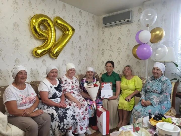 В Верхнем Нурлате с 97-летием поздравили Гульфизу Габбасовну Ахметзянову