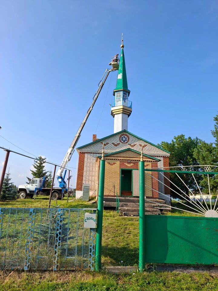 В деревне Новое Альметьево Нурлатского района обновили минарет мечети