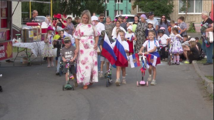 В дворе домов по улице Карла Маркса и Гагарина состоялся парад колясок, велосипедов и самокатов