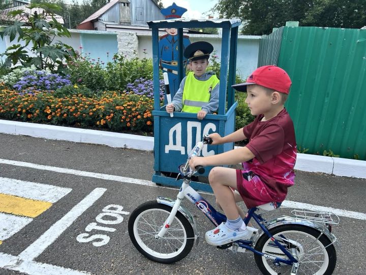 Азбуку дорог юные нурлатцы  повторили в День светофора