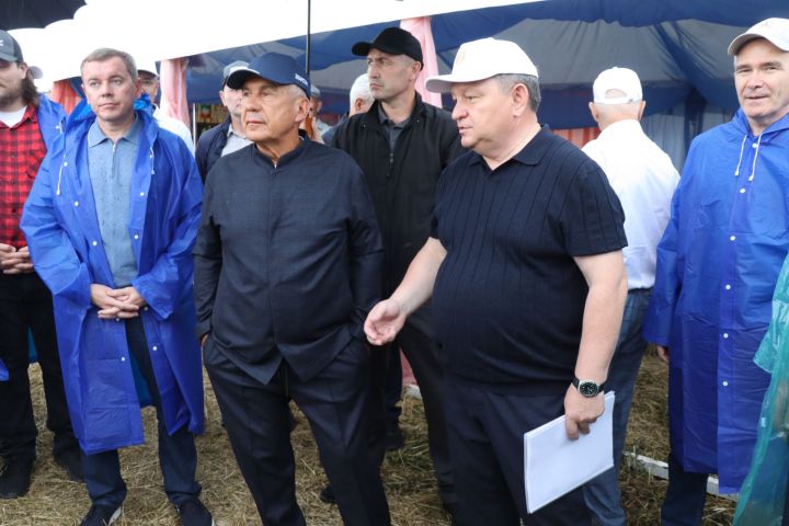 Рустам Минниханов совершил облет полей Нурлатского района