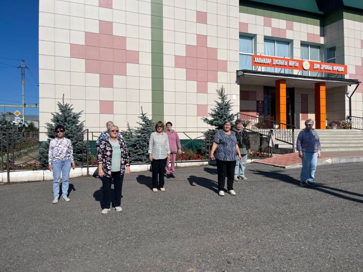 В Нурлате прошла утренняя зарядка для старшего поколения